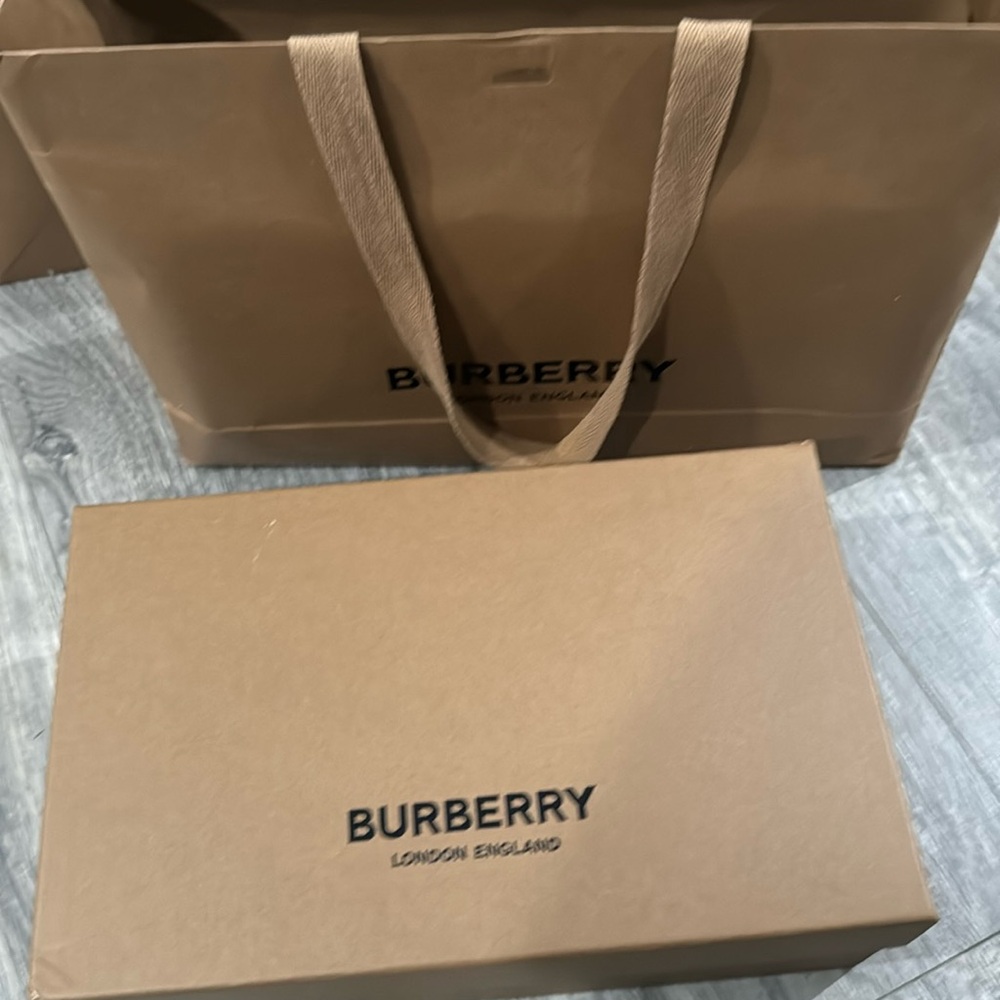 Burberry Logo Print Vintage Check. Size 43 $400